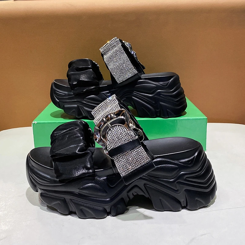 

Новые женские блестящие шлепанцы на платформе, летние пляжные сандалии на танкетке, женская обувь на платформе 7,5 см