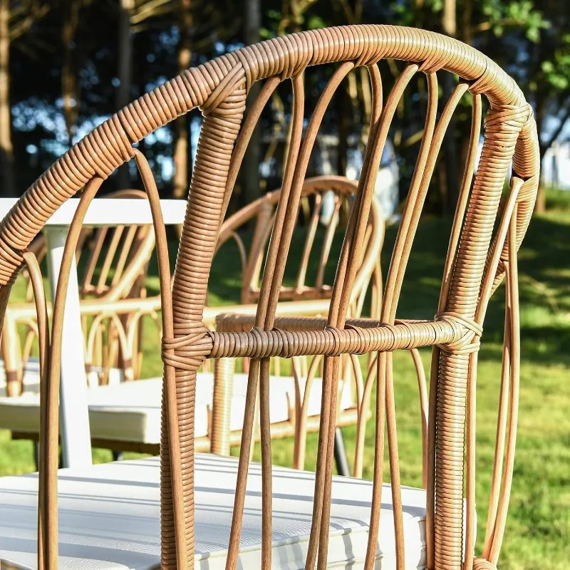 طقم كراسي بيسترو مكون من 4 كراسي طعام خارجية من الروطان مع أذرع ووسائد كرسي من الخيزران المنسوج مع مسند ظهر منحني مناسب لجميع الأحوال الجوية