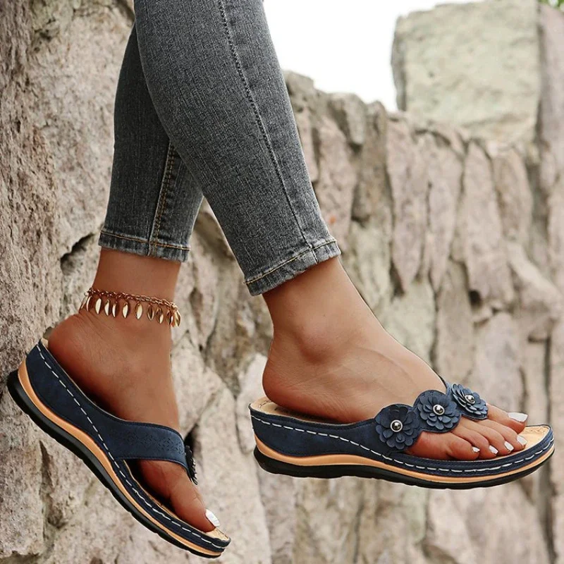 Zapatos de verano con punta de clip, zapatillas para mujer, sandalias de plataforma con tres flores dulces, chanclas informales suaves para mujer