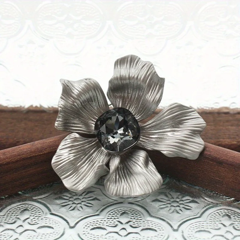 Women High-end Flower Brooch Feminine Exquisite Crystal Pin Suit Accessory