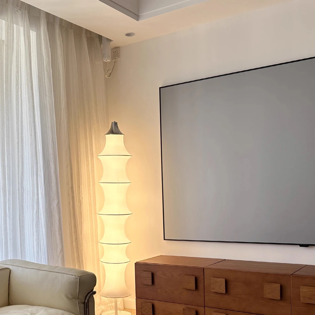 مصباح أرضي من نسيج الحرير الحديث مصدر ضوء LED إضاءة ديكورية للفندق مصباح أرضي للملابس الحريرية البيضاء