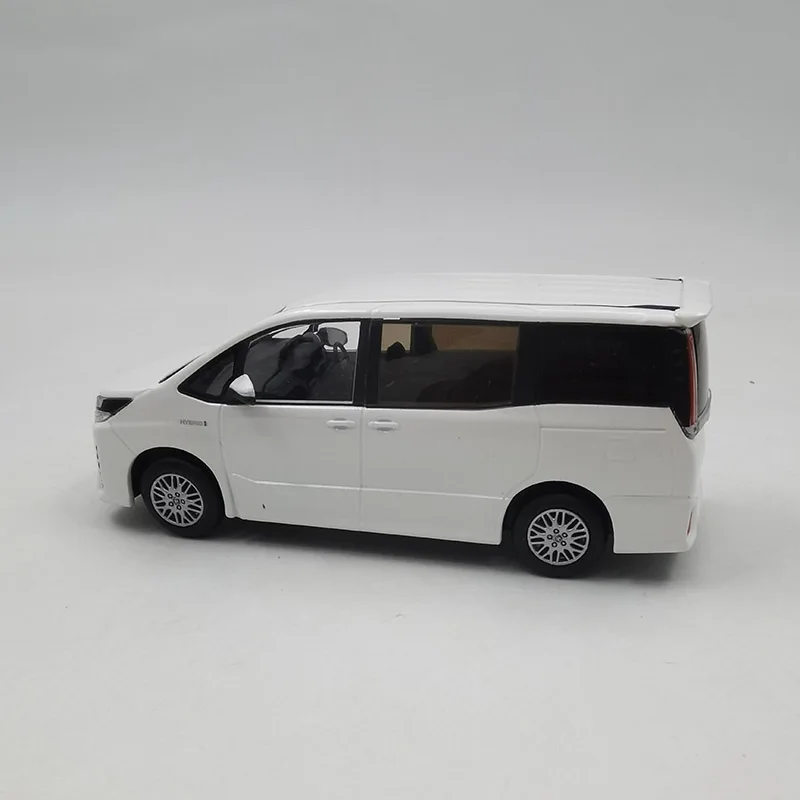 Diecast Alloy Vehicle 1/30 Scale NOAH MPV Business car model Die-cast Replica Toys Simulation Collection