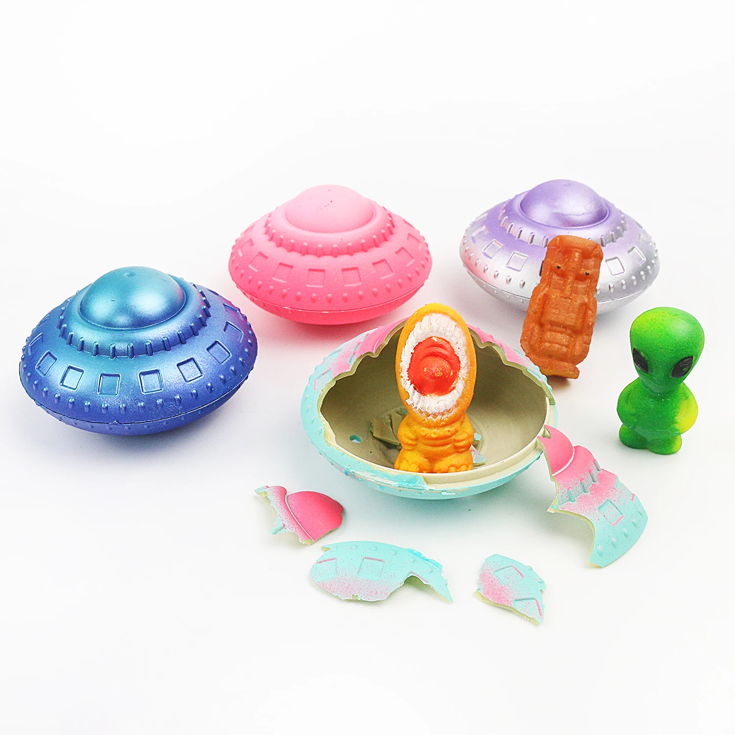 

Immersing in water makes aliens' puzzle flying saucers interesting and novel. Colorful new toy styles are random