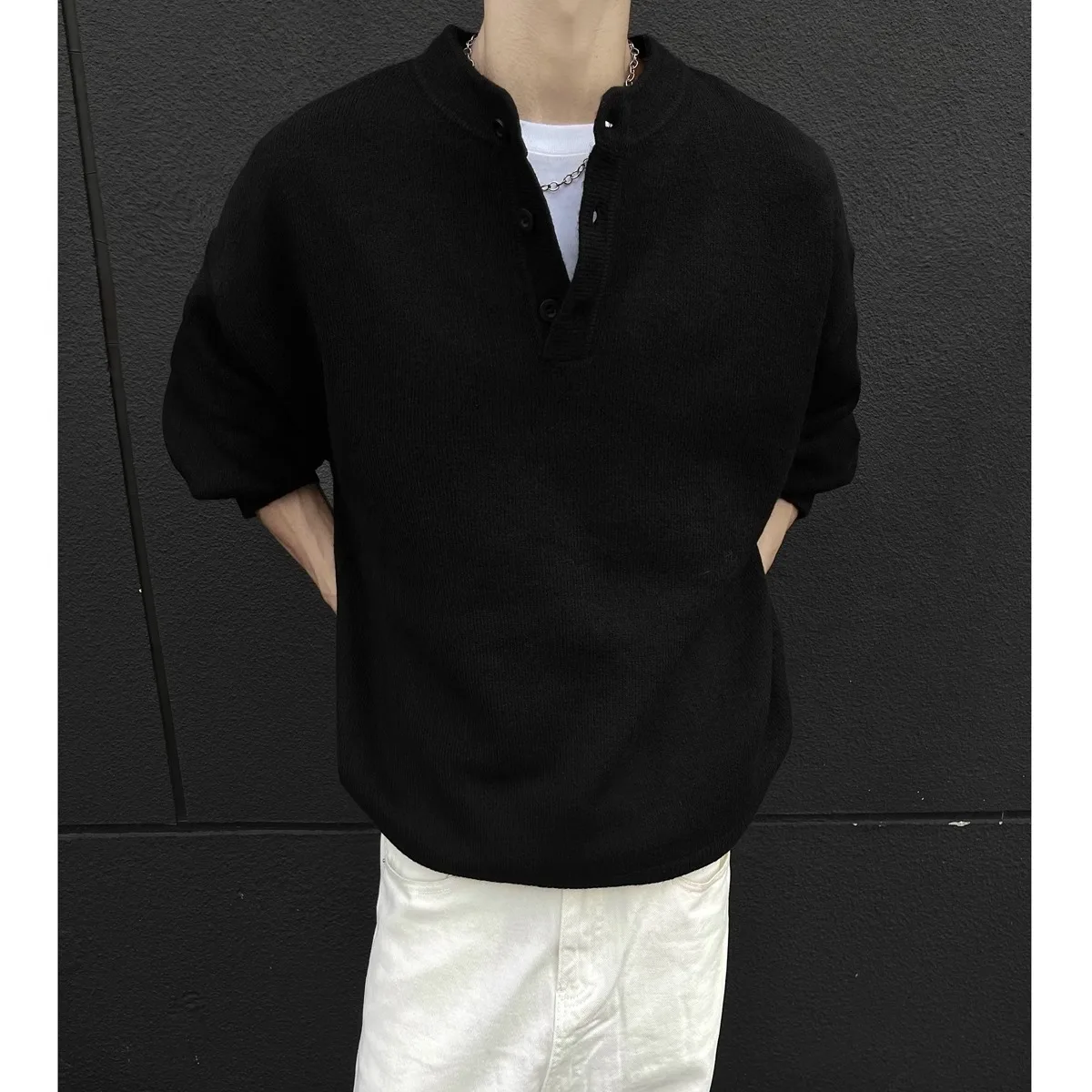 新しいメンズヴィンテージソリッドモックネックプルオーバー長袖ニットジャンパールーズフィットスタンダードウールわずかにストレッチボタンセーター
