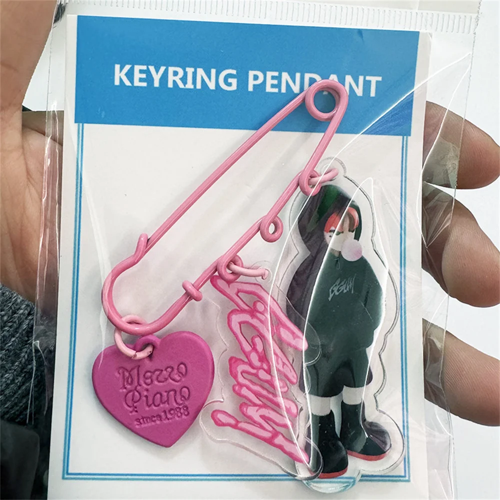 Kpop المعبود YEONJUN الكرتون الاكريليك بروش الملابس والاكسسوارات INS نمط ظهره المعلقات المشجعين الهدايا جمع نجمة المحيطة