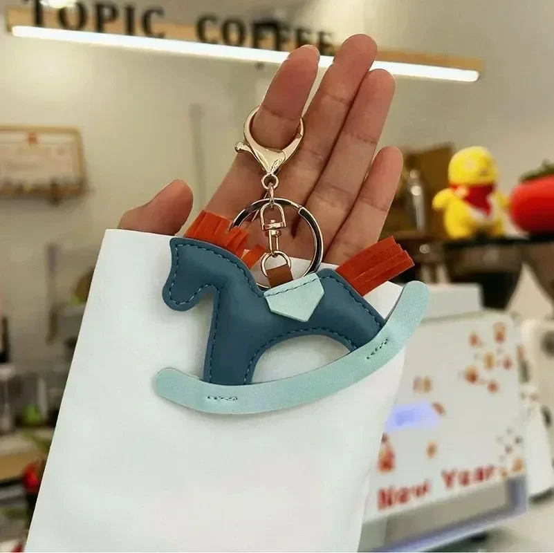 Trendy Designer PU Leder Schaukelpferd Schlüsselanhänger Pony Pferd Anhänger Dekoration für Damen Tasche Schlüsselanhänger Charm Zubehör – Detail 4