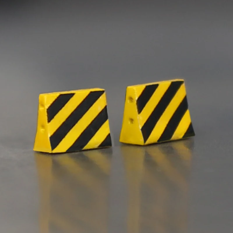 2PCS 1/200 Scale Concrete Isolation Bollard Model Resin Traffic Barrier with Yellow-black Stripe Ground Service Scene Accessory