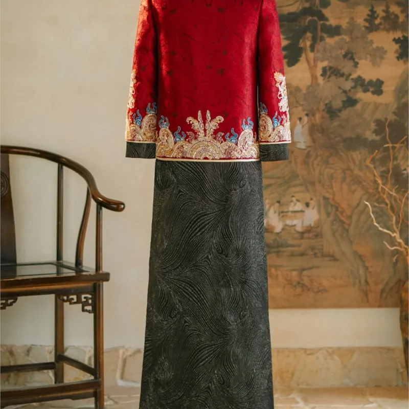 The new Chinese-style wedding groom's formal dress and men's dragon phoenix