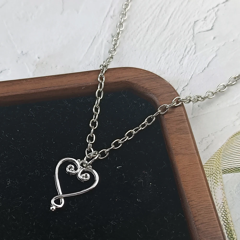 Hollow Swirl Heart Pendant Necklace French Retro Scroll Pattern O Link Chain Daily Clavicle Decor Jewelry