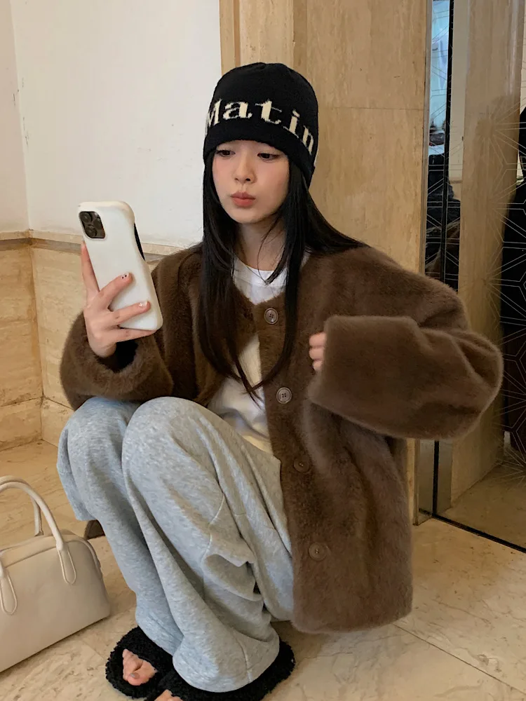The rua faux mink short eco-friendly fur coat has a great milk flavor. It's a 2025 women's fur coat