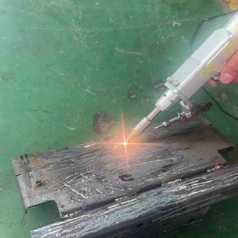 Handheld 5 in 1 Fiber Laser Welding 2 in 1 Head Laser Welding Cleaning Cutting Machine 1500W 2000W 3000W For Metal Oxides