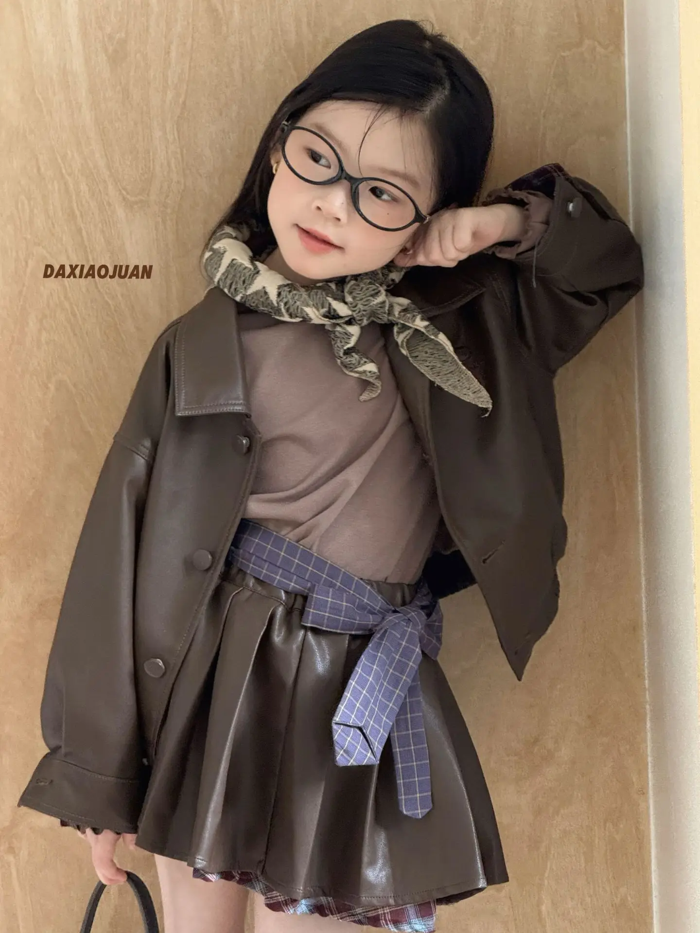 معطف بناتي للخريف من الجلد الصناعي 2025 موضة كورية جديدة غير رسمية يومية واحدة الصدر وأكمام طويلة بلون واحد