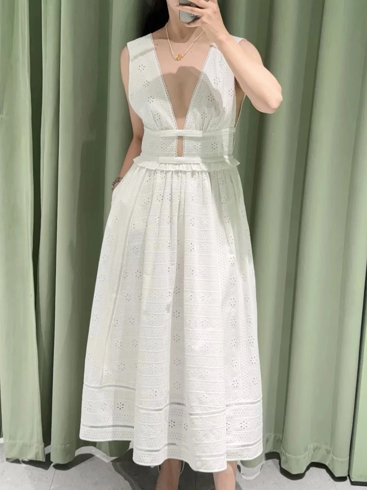 French Champs-style white V-neck lace cutout embroidery long sleeveless dress 2025 Summer new style