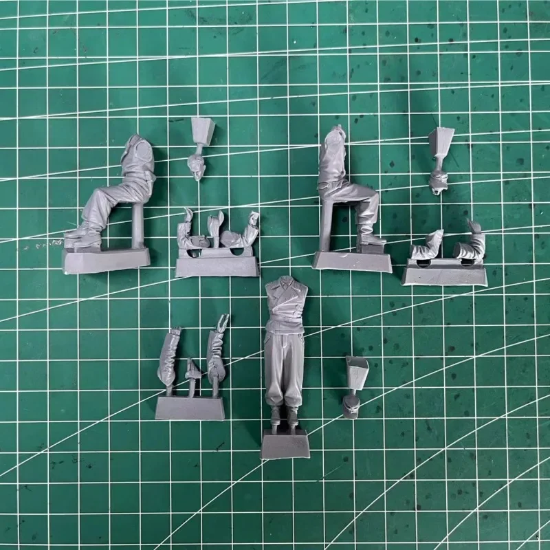 1/35 Scale Resin Figure Model Kit Military Hobby Miniature Tank Crew 3 Persons Diorama Figurine Unassembled and Unpainted