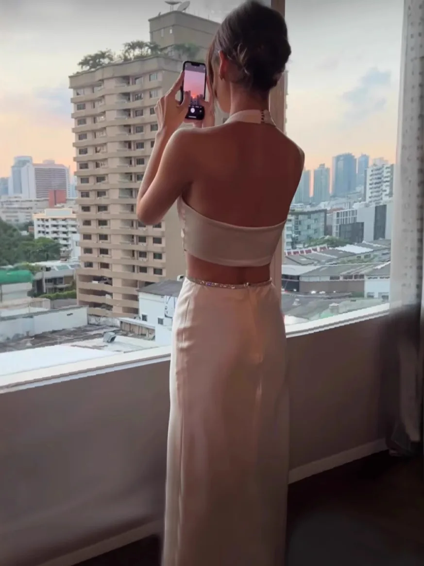 Elegancka letnia sukienka na ramiączkach z dekoltem w serek, satynowa sukienka na studniówkę, imprezę, syreni krój, seksowna, modna, damska, bez rękawów, z diamentami, ażurowa, długa sukienka.