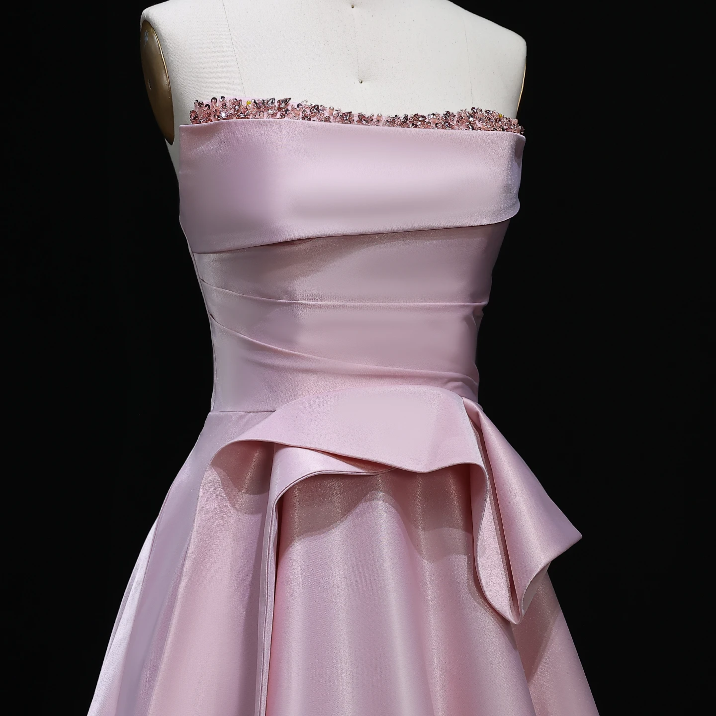 シャロンはエレガントなピンクのビーズのイブニングドレスロングサテンストラップレスオープンバックティアード女性のウェディングパーティードレスSF193カスタマイズ