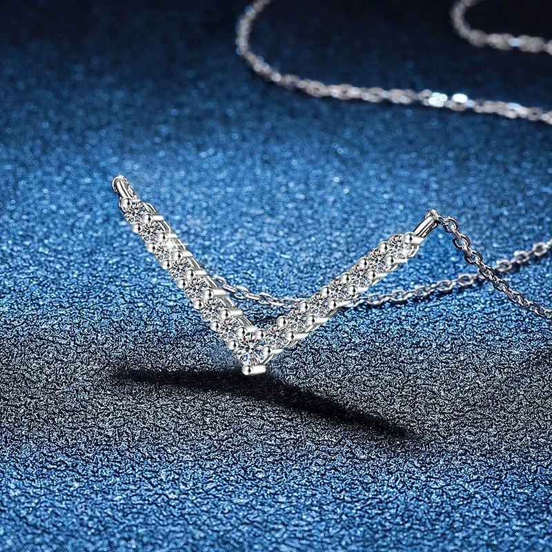 ZFSILVER Fashion Trendy 925 Silver Luxury Moissanite Rainbow Letter V Necklace Charm Women Accessories Party Jewelry Gifts XL303