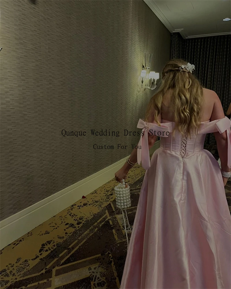 فساتين سهرة أنيقة من الساتان الوردي من Qunque بدون أكتاف وأكمام قصيرة من فيستدوس دي فييستا مع شق فيونكات فستان رسمي مخصص