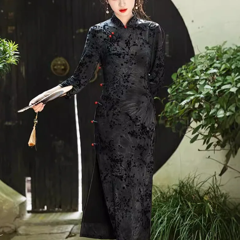 

Elegant Long Black Velvet Qipao Floral Embroidery Slimming Younger Middle-Aged Mother High-End Autumn New Style Fashionable