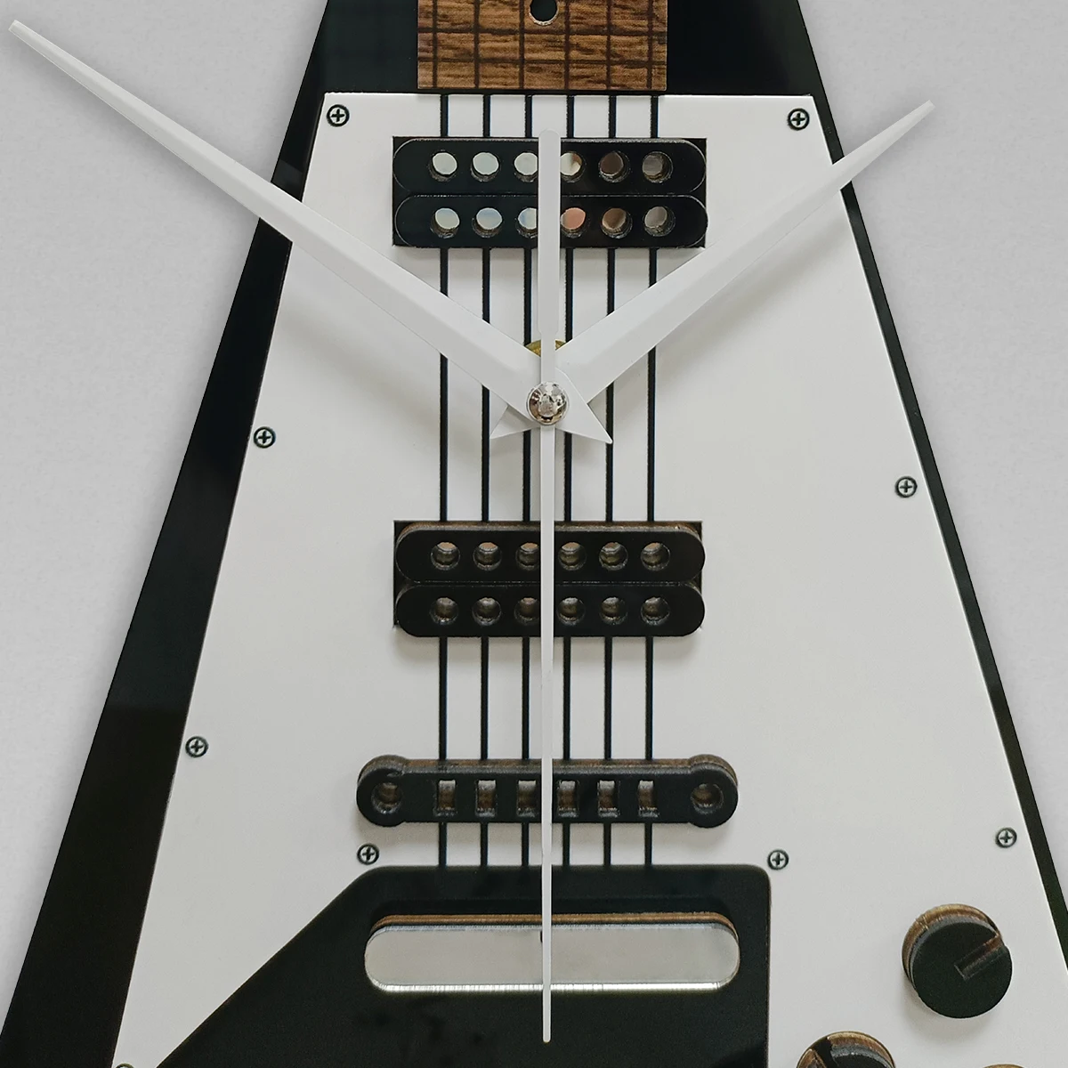 Flying V Electric Guitar Shaped Wall Clock For Music Room Rock‑n‑Roll Guitrarist Home Decor Minimalist Silent Quartz Wall Clock