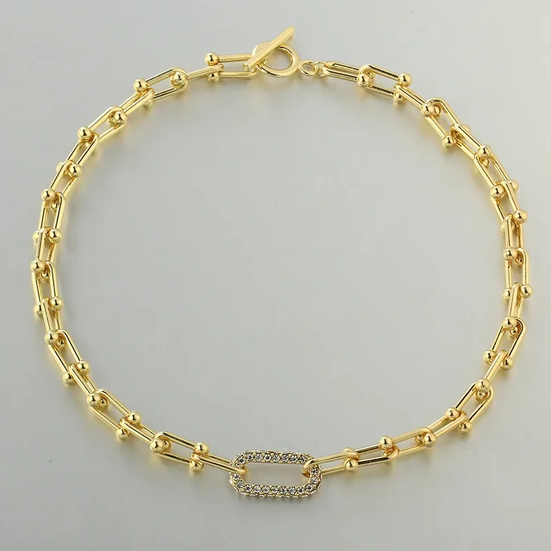 

A new and fashionable personalized round diamond-encrusted necklace for women, with handcrafted chain locks