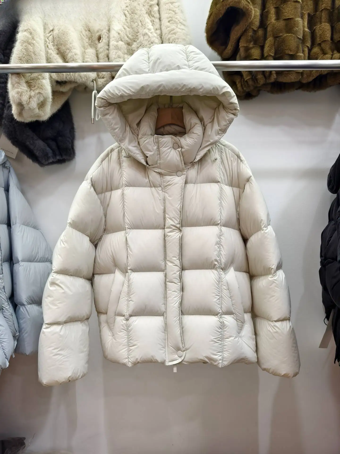 

Женская стеганая куртка-пуховик с капюшоном, короткая, теплая, из утиного пуха, модная, для повседневной носки, с длинными рукавами, на молнии