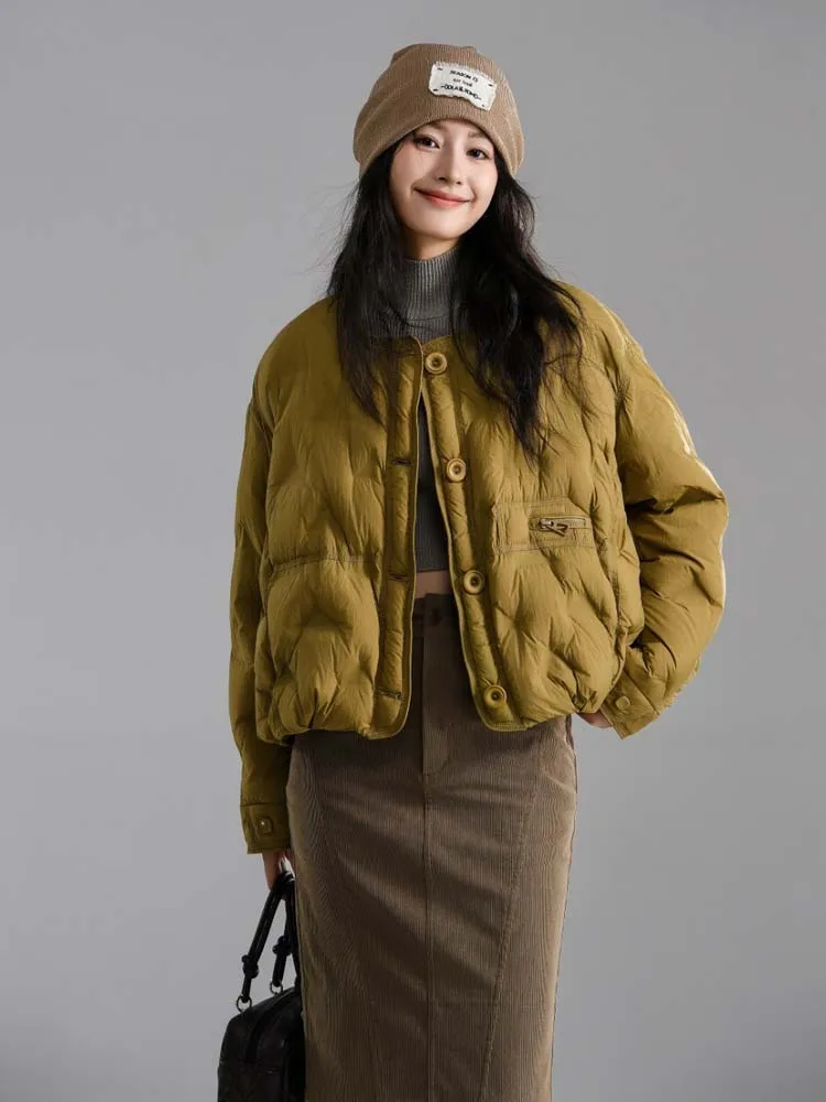 เสื้อแจ็คเก็ตดาวน์คอวี อุ่นสำหรับผู้หญิง ฤดูใบไม้ร่วง-ฤดูหนาว 2025 สไตล์สตรีทแวร์ ทรงโอเวอร์ไซส์ กระดุมแถวเดียว เสื้อพัฟเฟอร์สั้น สีพื้น INKEO DJ529