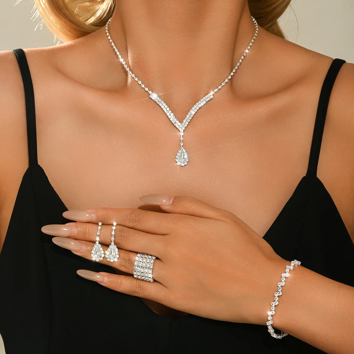 

2 pcs Environmentally friendly jewelry - exquisite claw chain, rhinestone necklace, earrings set, decorative item