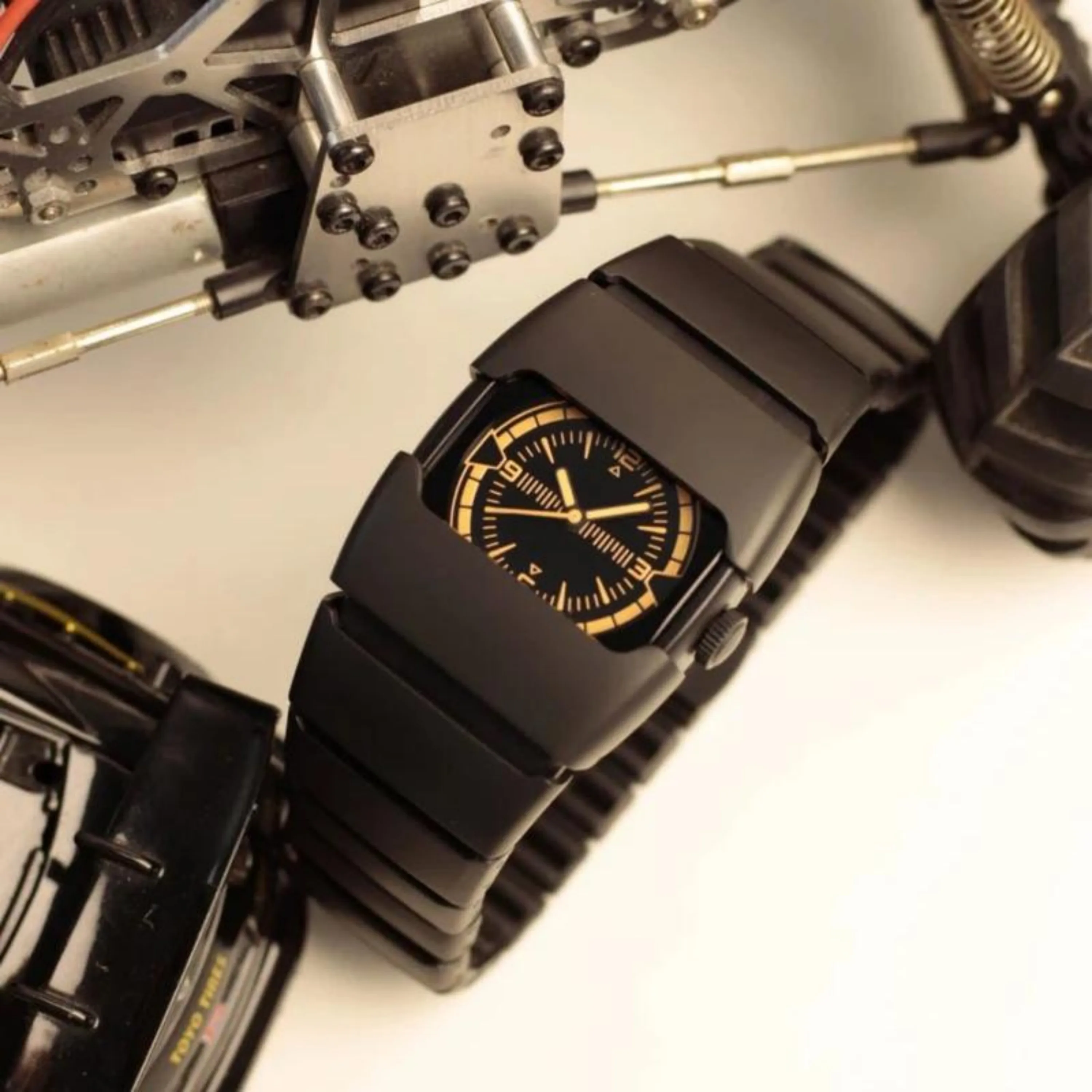 BENLYDESIGN L700 Y2K Armor-Style Quartz Analog Luminous Cyberpunk Watch For Man, Iron Man Inspired, Retro Gift Watch For Him