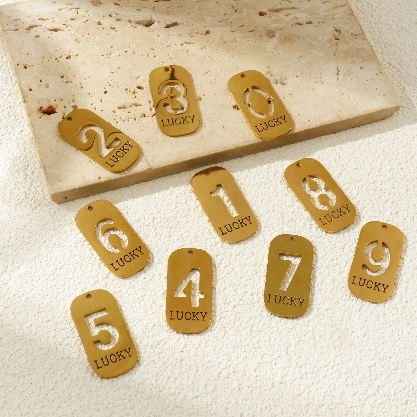 2 قطعة 304 المعلقات الفولاذ المقاوم للصدأ 18K مطلية بالذهب مستطيل عدد رسالة "0-9" مرآة تلميع المعلقات DIY 3.5 سنتيمتر x 1.7 سنتيمتر