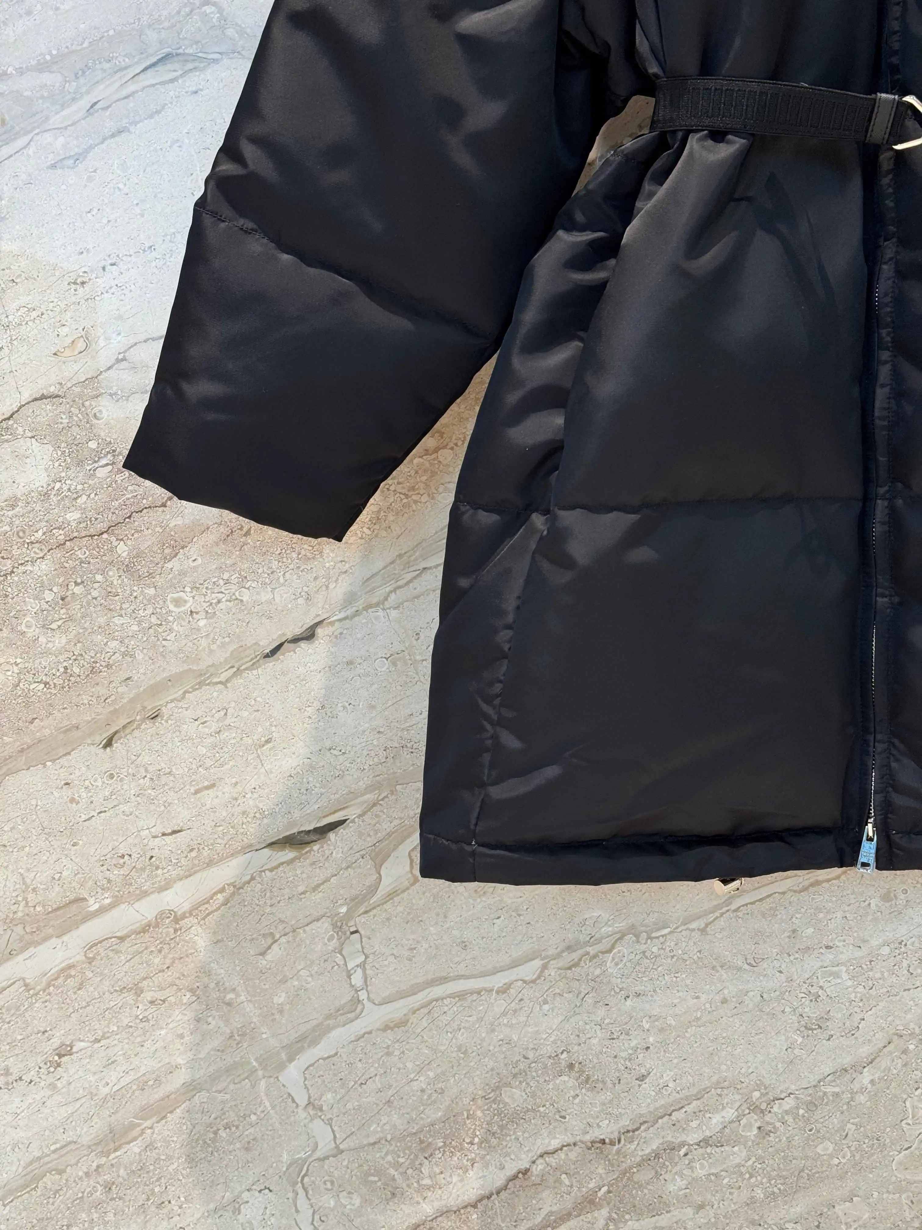 2025 Inverno Nuovo Re-Nylon 90 Piuma d'oca bianca con cintura di media lunghezza Colletto rialzato Parka dritto versatile