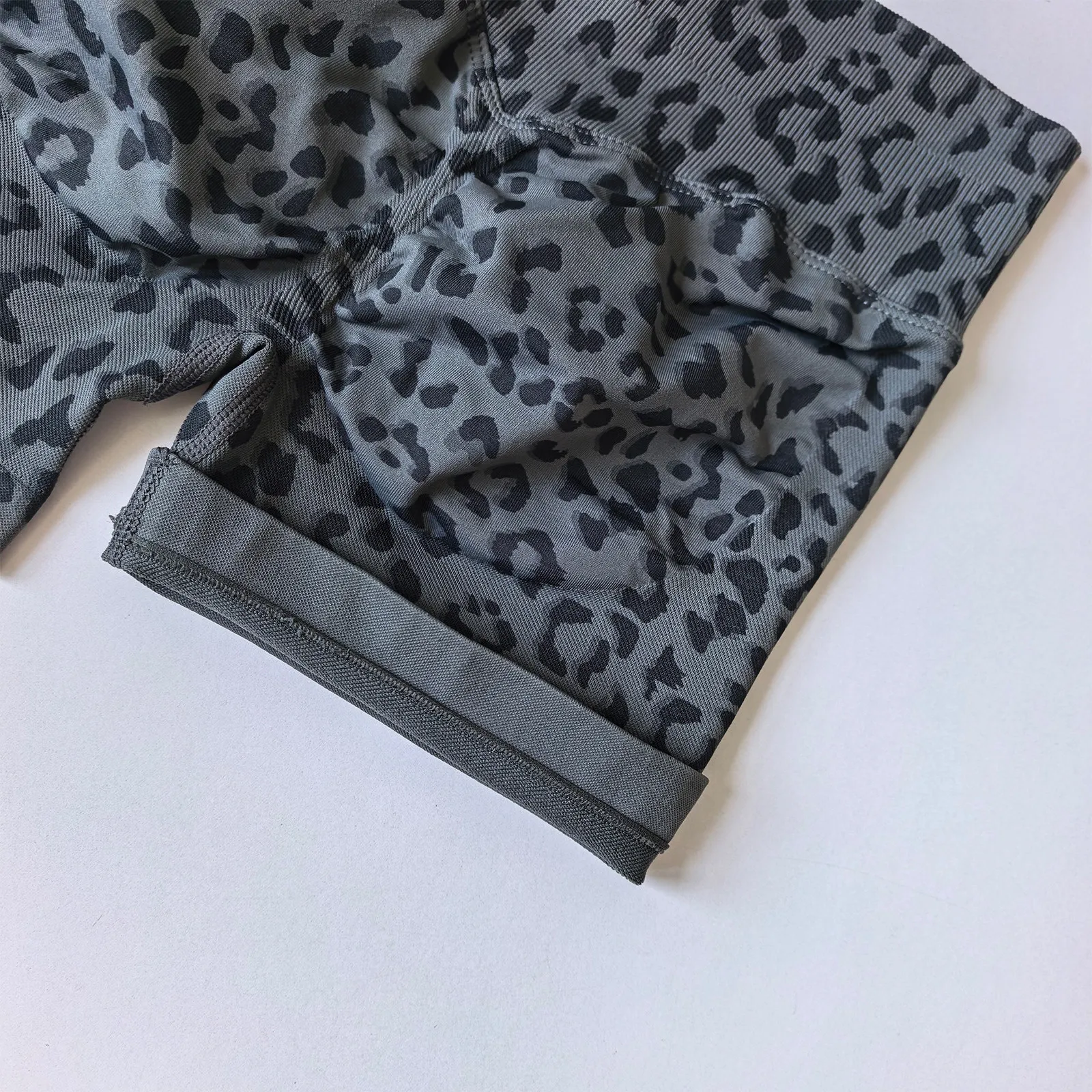 Sexy Leopardenmuster High-Waist Yoga-Shorts für Damen, Sommer, Hüftlift, nahtlos, pfirsichfarben, dreiviertellang, eng anliegende Fitness-Sport-Hose – Detail 12