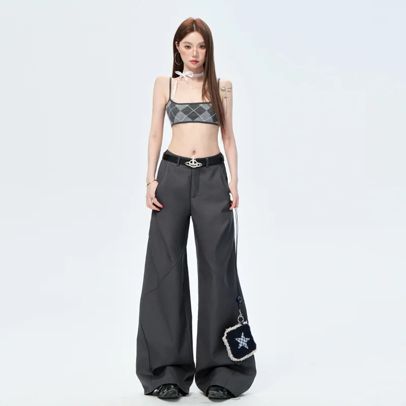 بنطلون كاجوال واسع الساقين بقصة نظيفة ومميزة، رمادي فاخر، بتصميم مميز ومفكك، مناسب للمناسبات غير الرسمية.