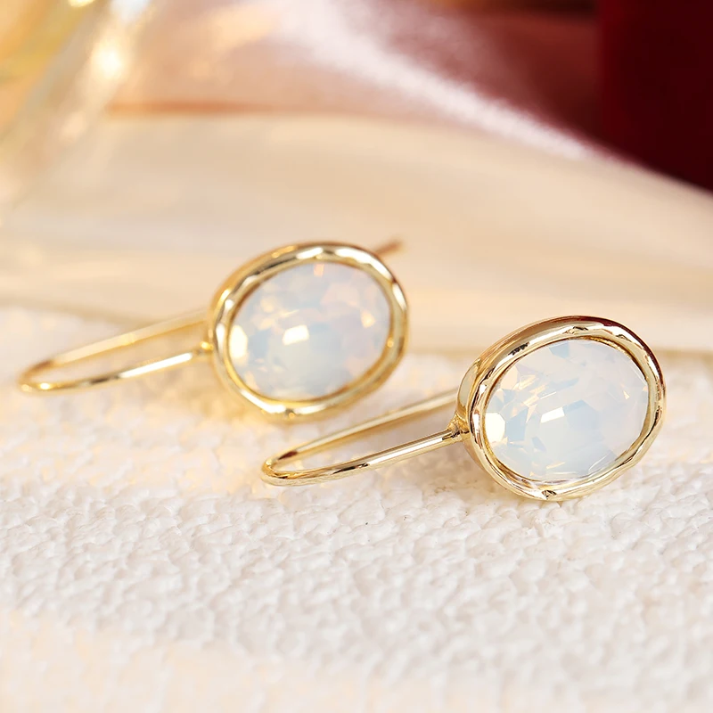 Klassische, mit weißen Steinen besetzte, baumelnde Damenohrringe, trendige goldene Farbe, geometrisch, für den täglichen Gebrauch, Partyschmuck, Jubiläumsgeschenk – Detail 4