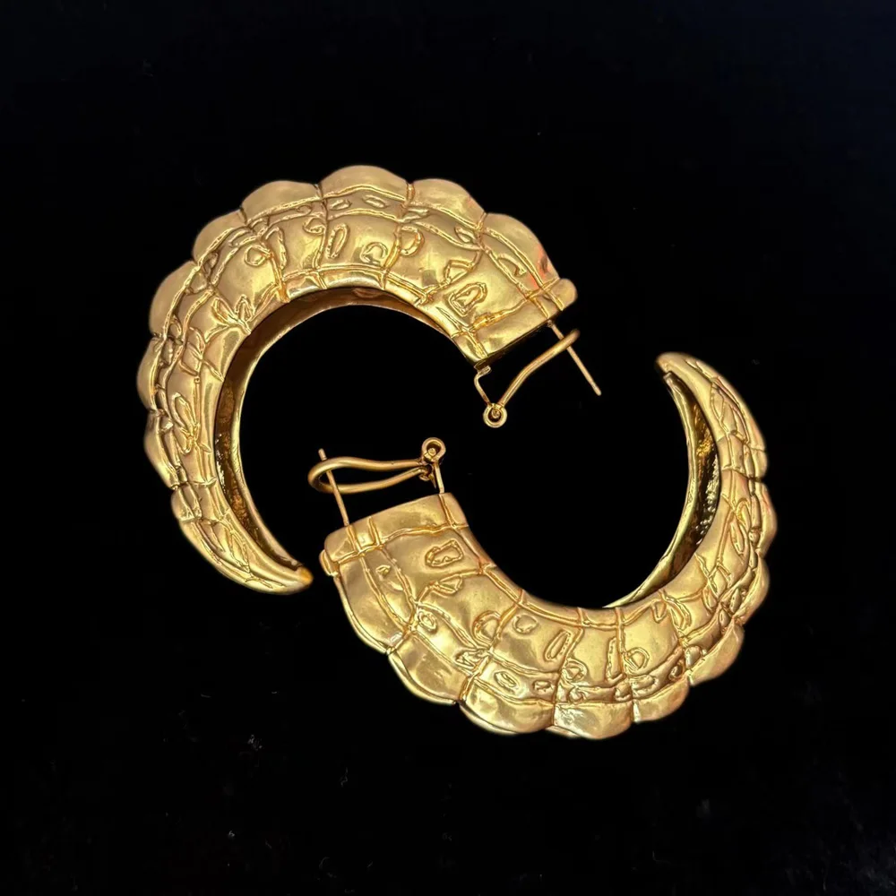 Vintage Textured Horn-Shaped Stud Earring Women Personality Moon Shape Copper Metal Earrings Jewelry Gifts High Quality