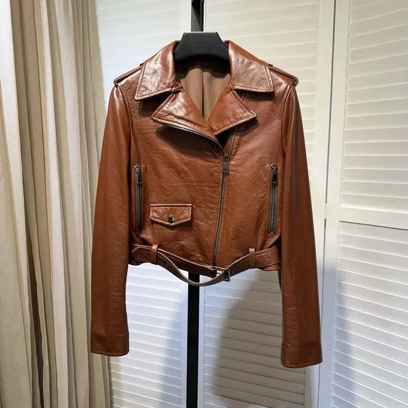 Abrigo de mujer primavera e invierno 2024 nueva moda estilo Moto y motociclista longitud corta ropa de piel de oveja auténtica de alta calidad con cinturón