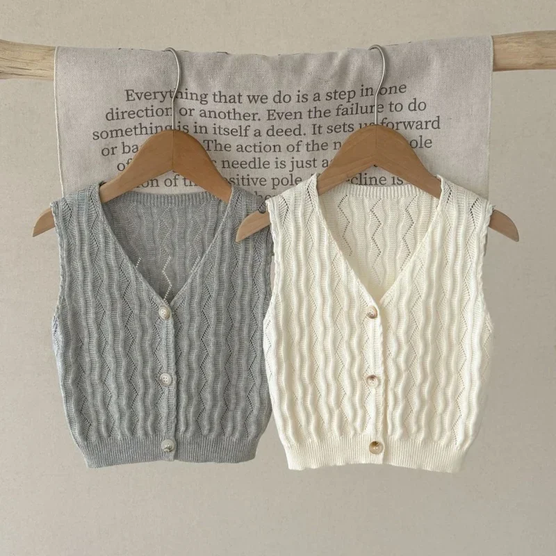 

Новый вязаный жилет с V-образным вырезом для новорожденных, весенний, 0-3 года, для девочек, хлопковый кардиган в корейском стиле, на пуговицах, модная одежда для младенцев