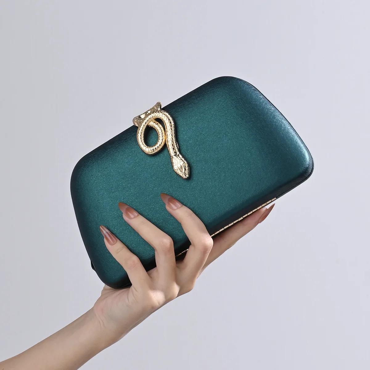 

Новый металлический змеевидный нишевый дизайн, клатч, вечернее платье на одно плечо, банкетная сумка с косой цепочкой