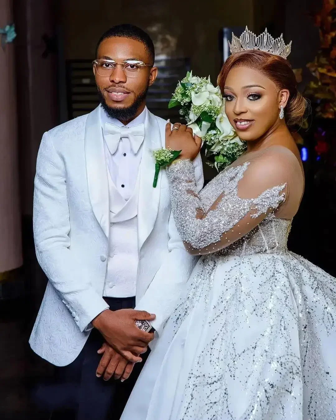 ชุดแต่งงานแบบแอฟริกันสั่งตัดพิเศษ ไซส์พลัส ประดับเลื่อมหนัก แขนยาวแบบโปร่ง ทรงบอลกาวน์