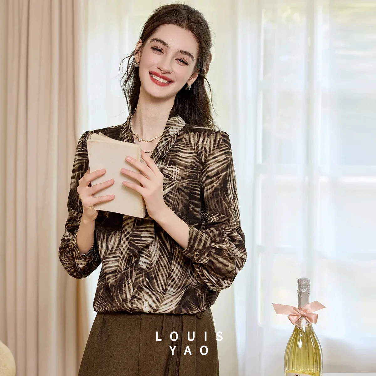 

Женская блузка LOUISYAO 2026 осенняя с принтом, элегантным воротником-бантом, длинным рукавом, изысканным дизайном — утонченный топ