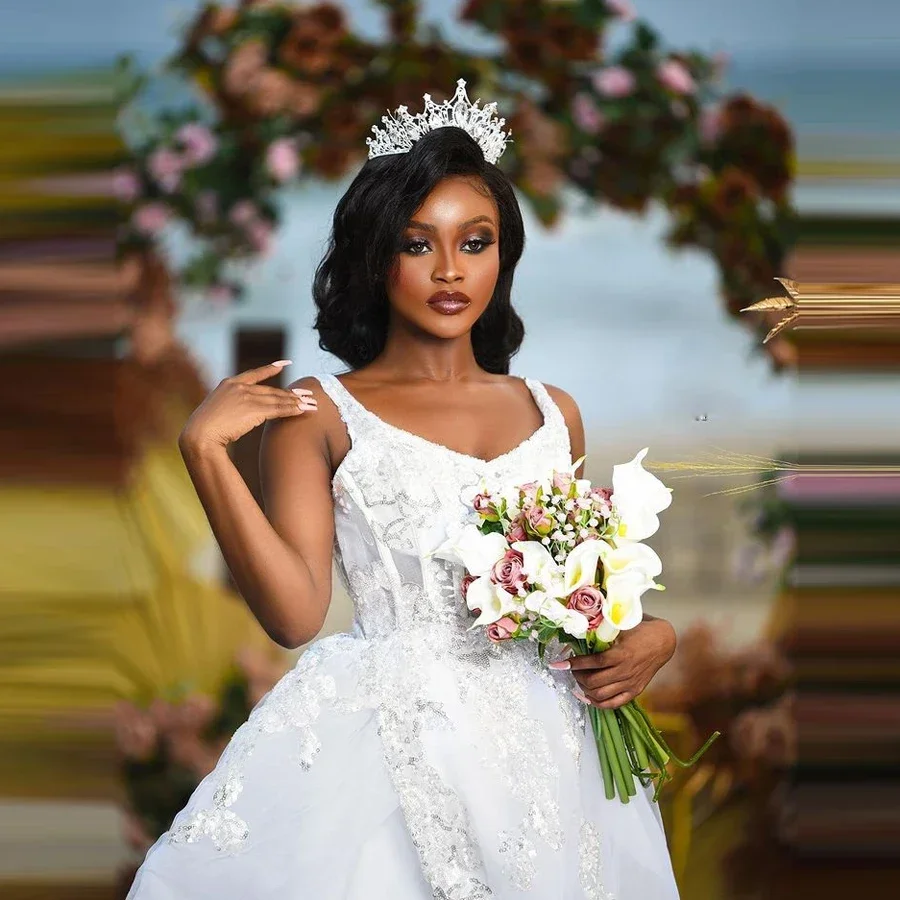 Vestidos de Noiva Africanos Personalizados com Alças Finas, Corte em A, Cauda Longa, Renda e Fenda Lateral