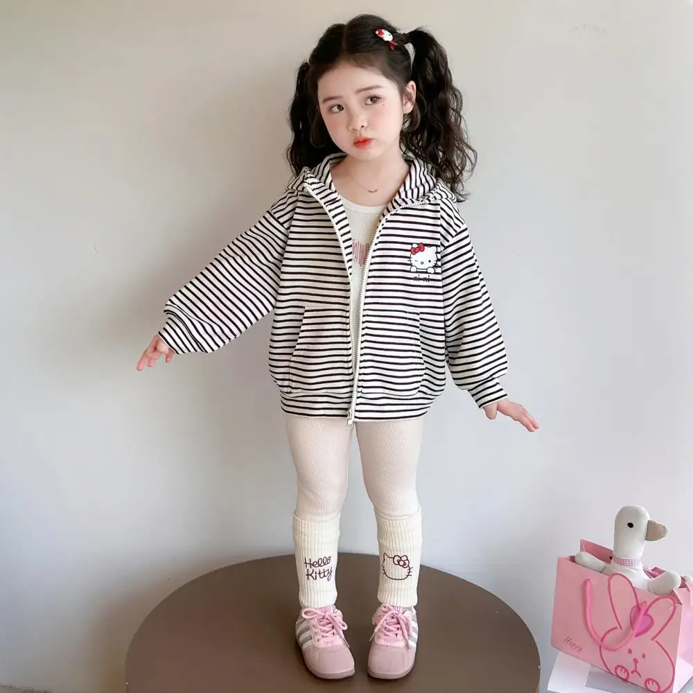 

Комплект Sanrio HelloKitty: полосатая куртка и леггинсы для девочек, весна-осень 2026, повседневный модный детский комплект из двух предметов, кавайный стиль