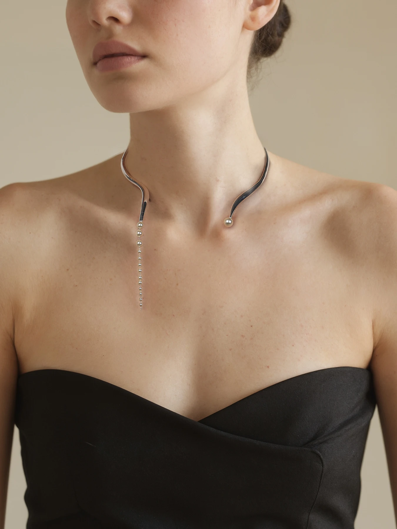 Asymmetric Pearl Open Choker Necklace Silver Metal Curved Collar With Gradient Pearl Drop Women Statement Jewelry