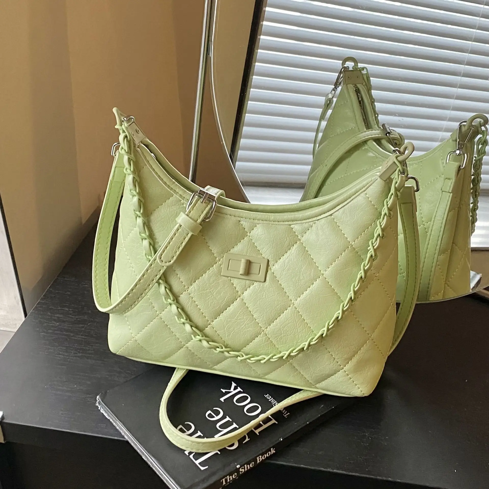 

Premium Diamond Small Fragrant Wind Chain Bucket Bag Women's 2025 New Versatile Shoulder Messenger Bag