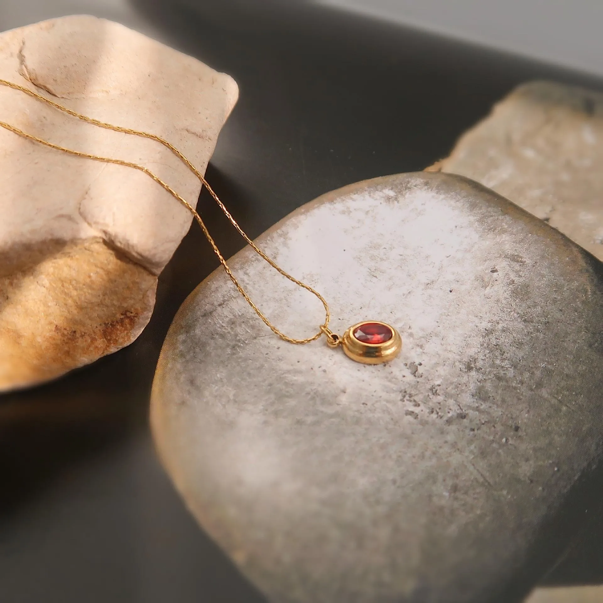 Zircon Necklace Oval Pendant Retro High-grade Sense of Antique Titanium Steel Gold-plated Clavicle Chain