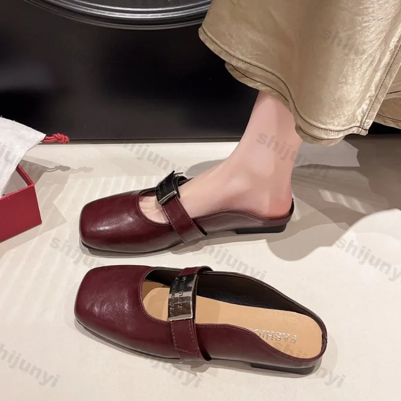 Chaussures plates Mary Gasoline pour femmes, Parker carré, nouvelle robe de soirée de printemps, sandales à la mode, pantoufles décontractées, demi-pantoufles rétro, 2025