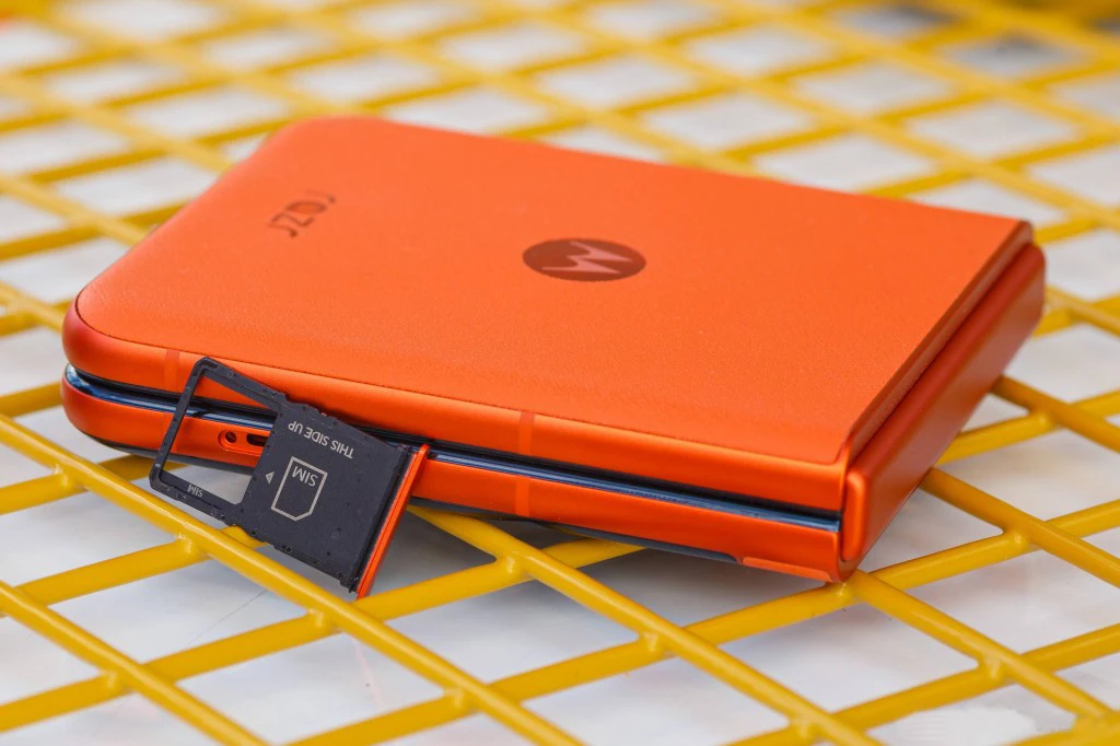 97% جديد موتورولا موتو رازر 50 5G الهاتف الخليوي MTK Dimensity7300X 6.9 "القطب شاشة مطوية 120 هرتز 50MP NFC OTA الهاتف المحمول الأصلي