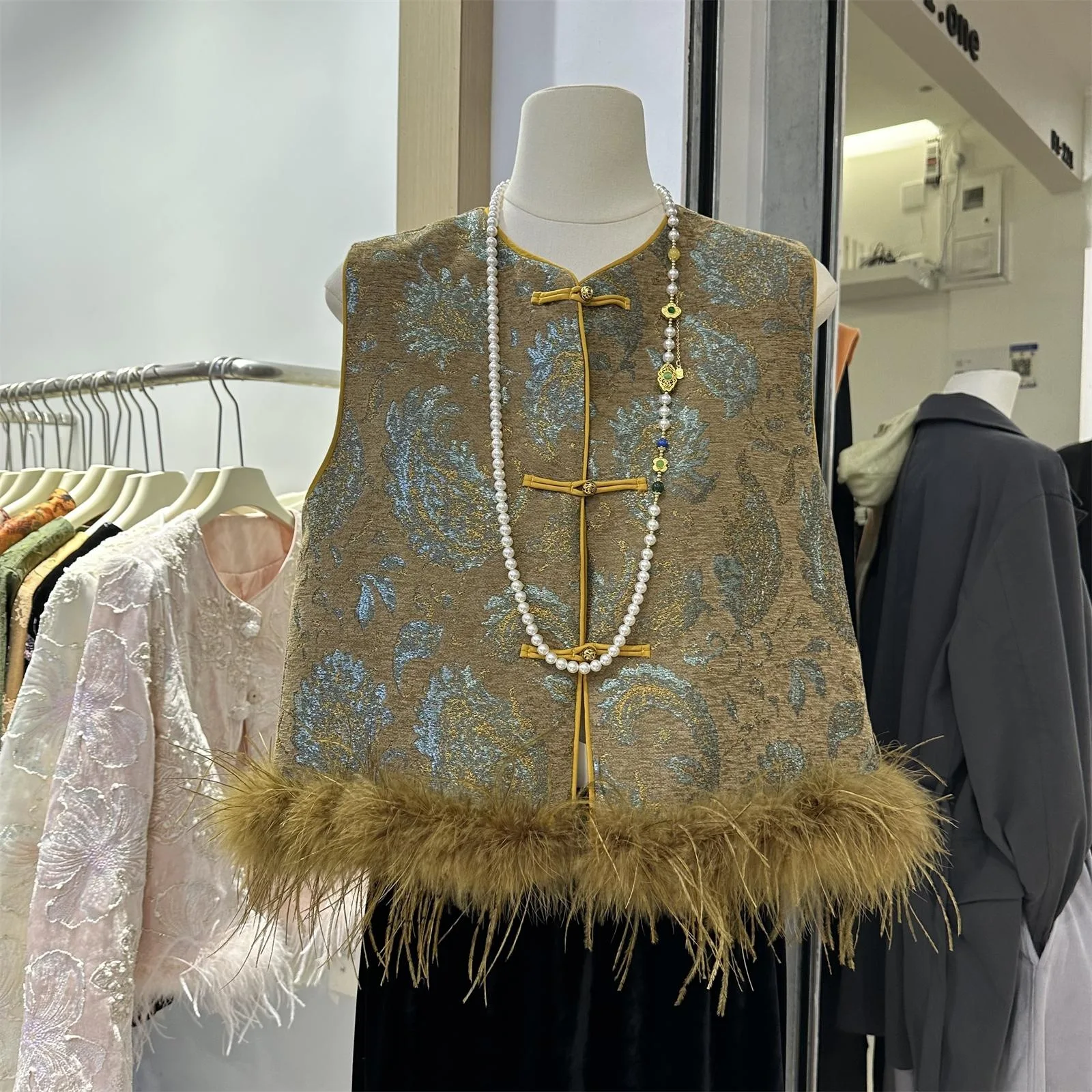 

Зимний стеганый жилет с отделкой страусиных перьев | Изысканная куртка без рукавов в китайском стиле с жаккардовыми застежками-лягушками