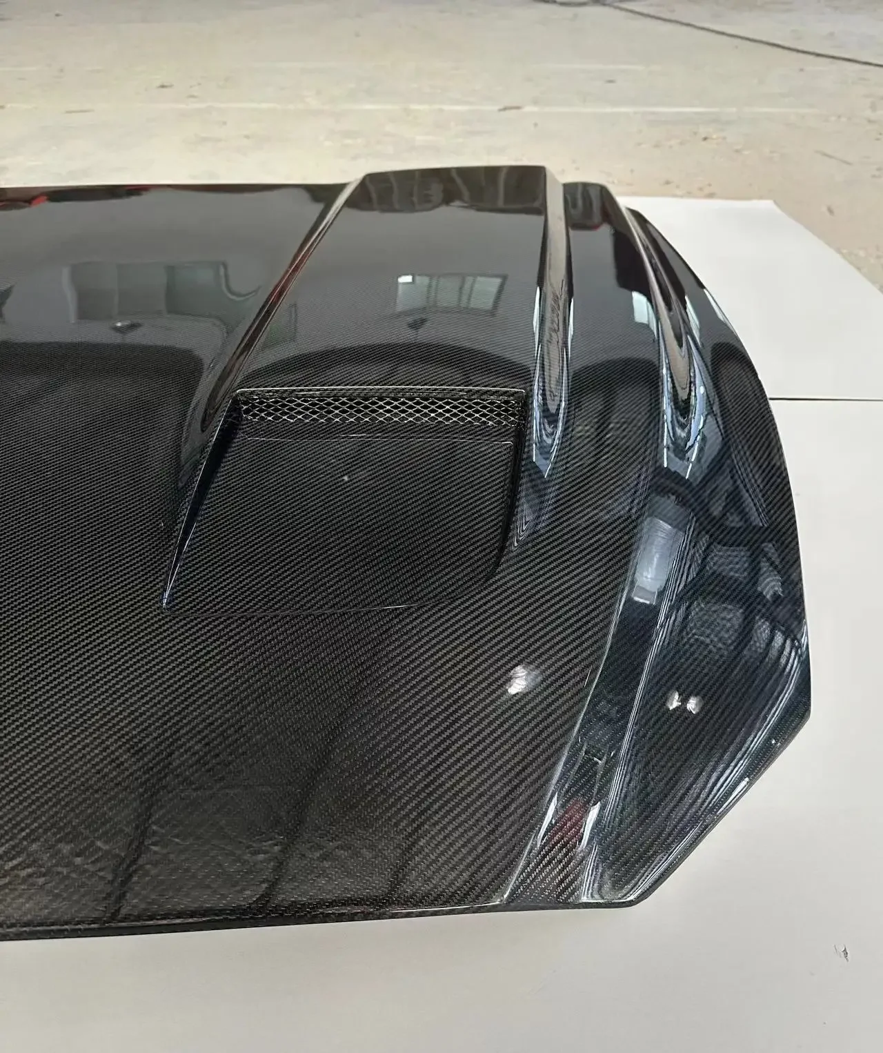 Suitable for Ford Mustang 6th generation carbon fiber hood modification, real carbon fiber hood modification