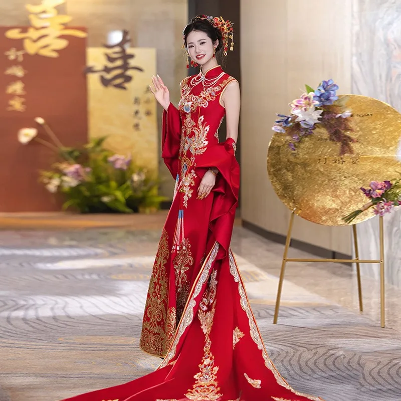 

Модифицированное китайское тостное платье Cheongsam с воротником-стойкой и хвостом без рукавов